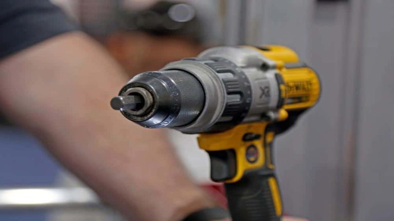 How to Remove a Drill Bit From a Dewalt Drill