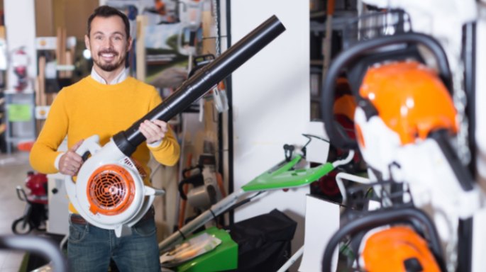 How to Choose the Right Leaf Blower: Quiet and Powerful
