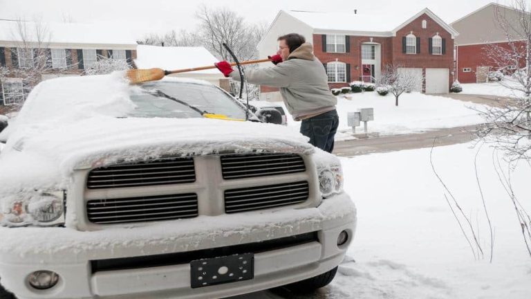 Best Snow Brush for Pickup Trucks: Reviews, Guide